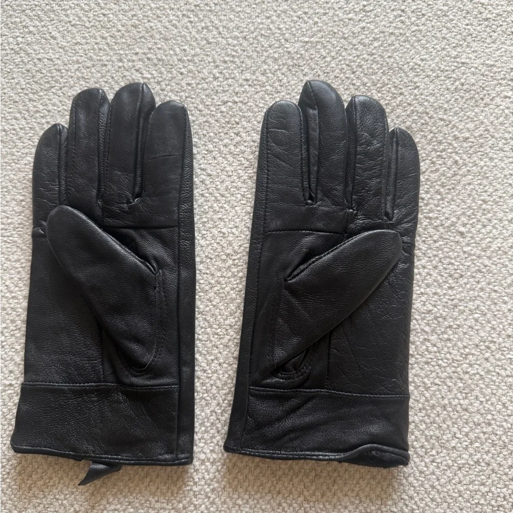 Black faux leather gloves